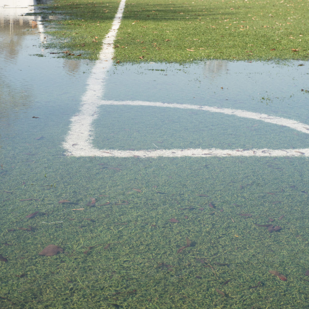 Скопление воды 5. Футбольное поле дождь. Футбольное поле в лужах. Футбольное поле на воде. Мокрое футбольное поле.